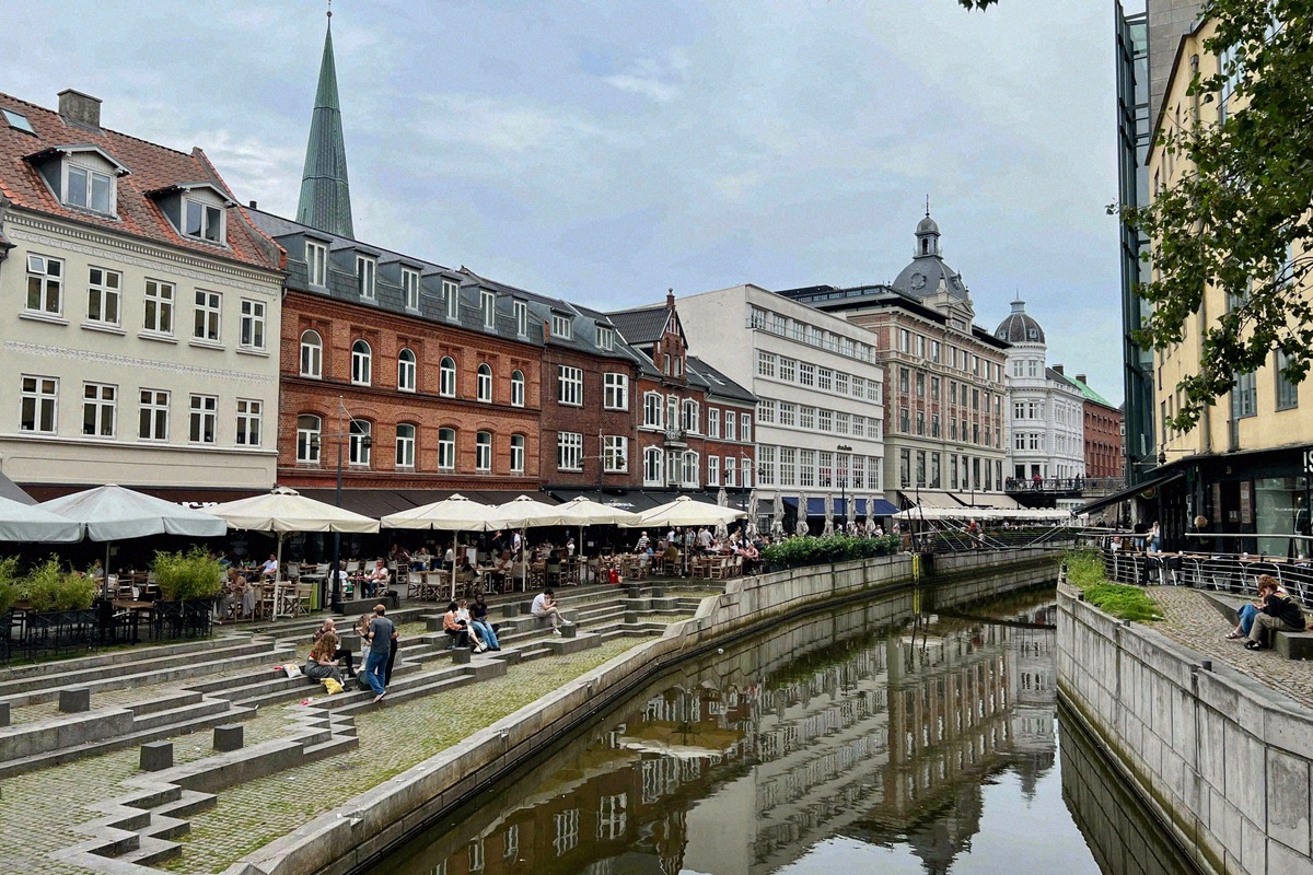 Åboulevarden am Stadtfluss im Zentrum von Aarhus
