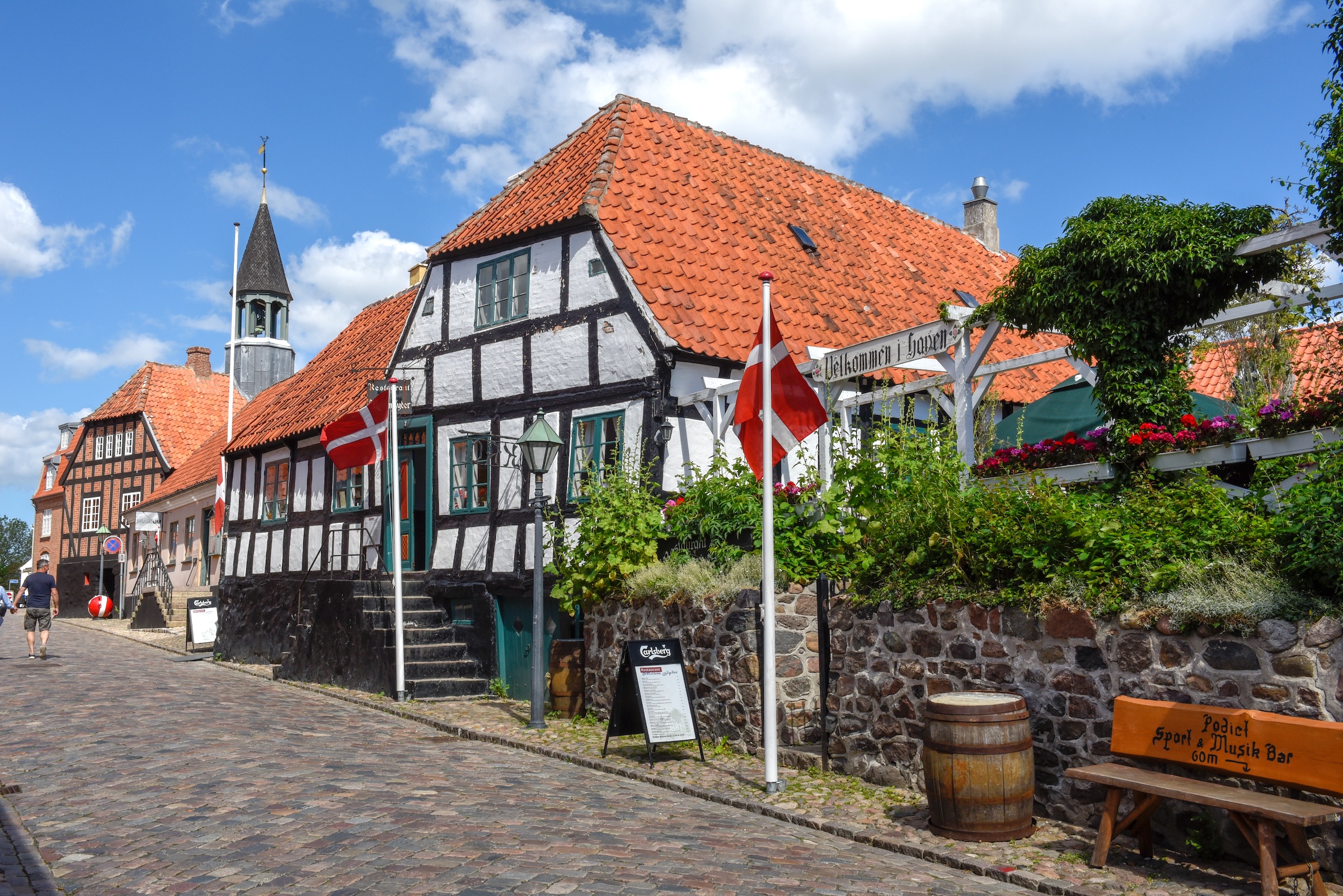 Die historische Altstadt von Ebeltoft mit ihren Fachwerkhäusern, nur wenige Kilometer vom Fährhafen entfernt.