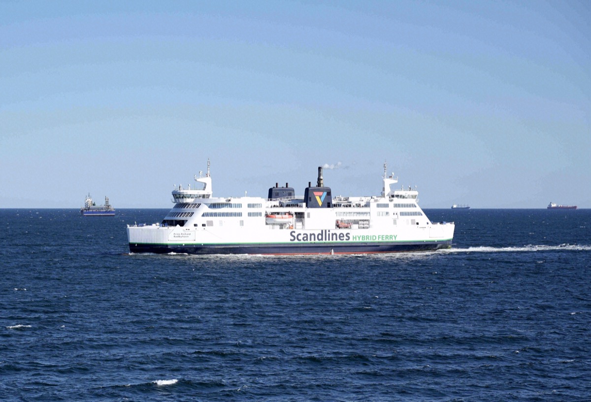 Scandlines-Hybridfähre auf dem Fehmarnbelt zwischen Puttgarden und Rødby