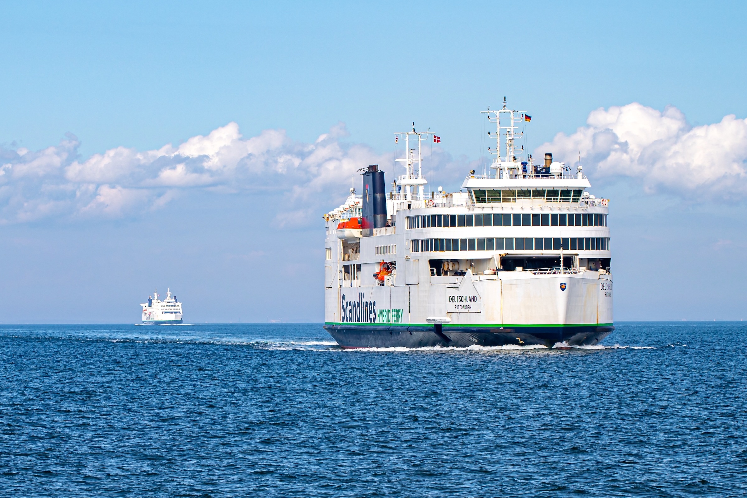 Scandlines-Fähre bei der Einfahrt in den Hafen Puttgarden