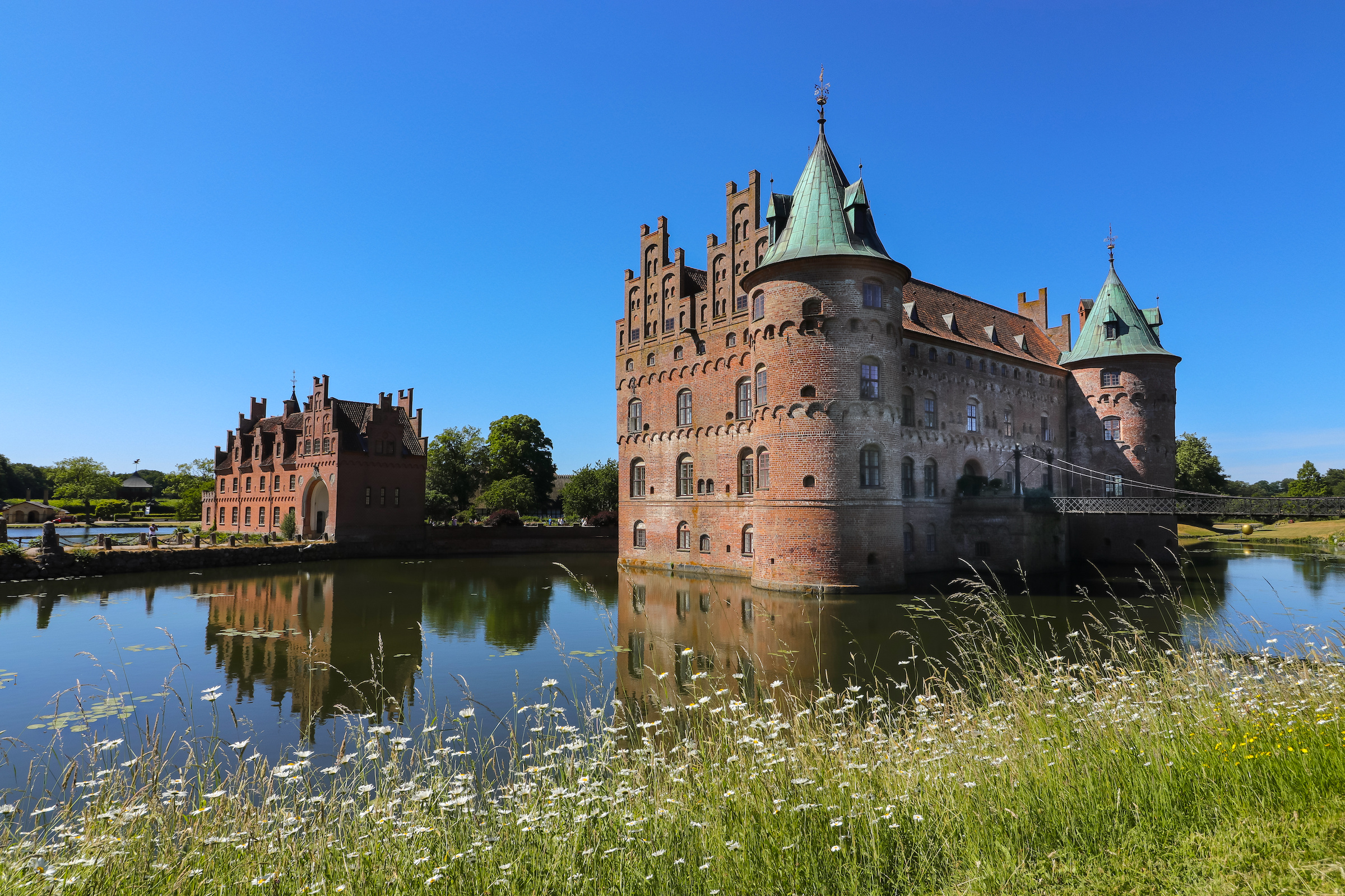 Schloss Egeskov, eine der besterhaltenen Wasserburgen Europas, liegt nur einen kurzen Abstecher von Bøjden entfernt auf Fünen.