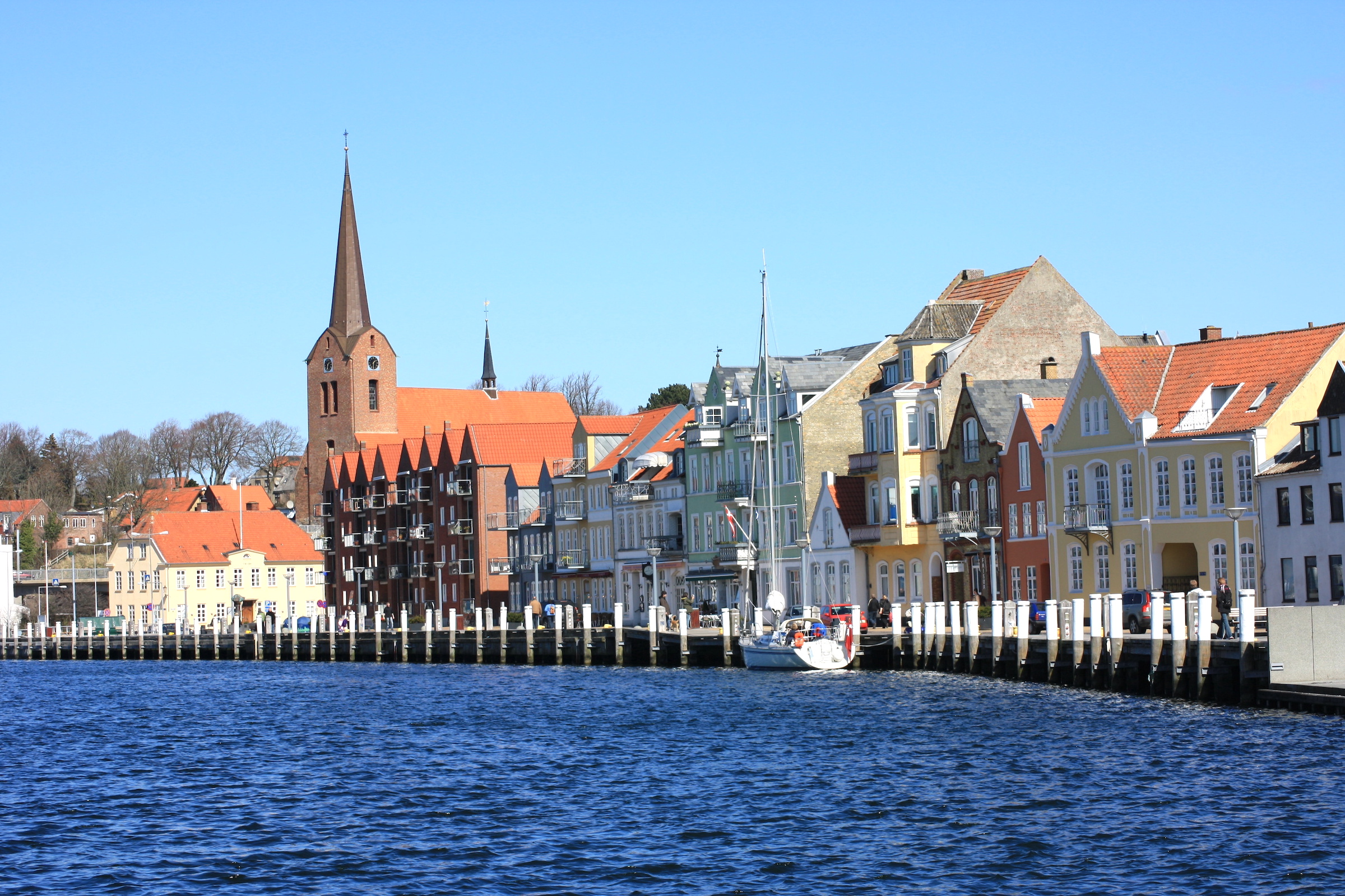 Die bunte Hafenfront von Sønderborg auf der Insel Als, auf der Anfahrt zum Fähranleger in Fynshav.