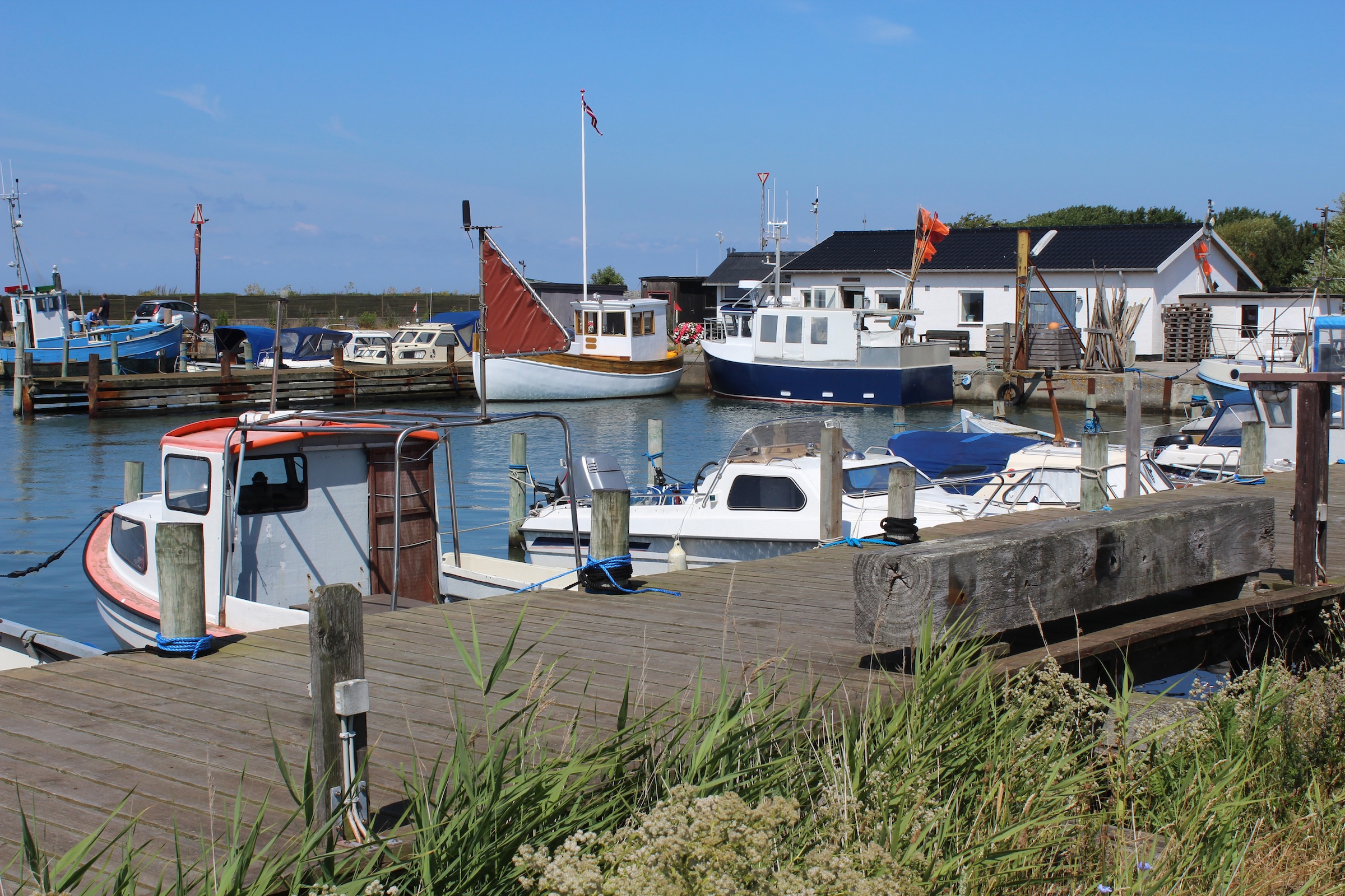 Der kleine Hafen von Tårs auf der Insel Lolland, unweit des Fähranlegers aus Spodsbjerg.